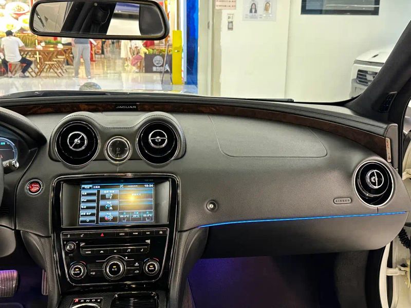 Jaguar XJ
