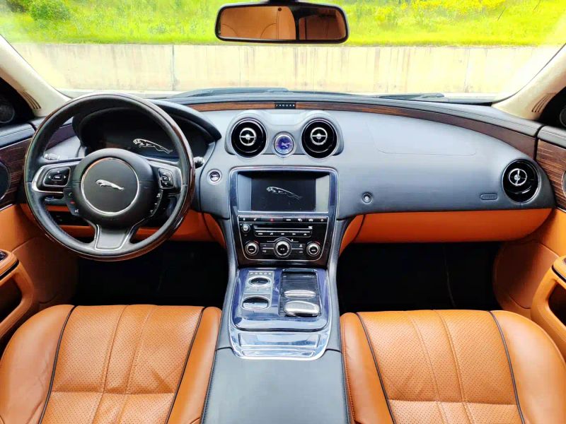 Jaguar XJ