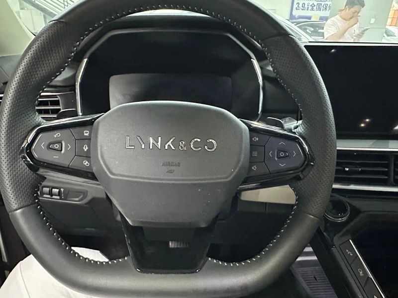 Lynk&co 06