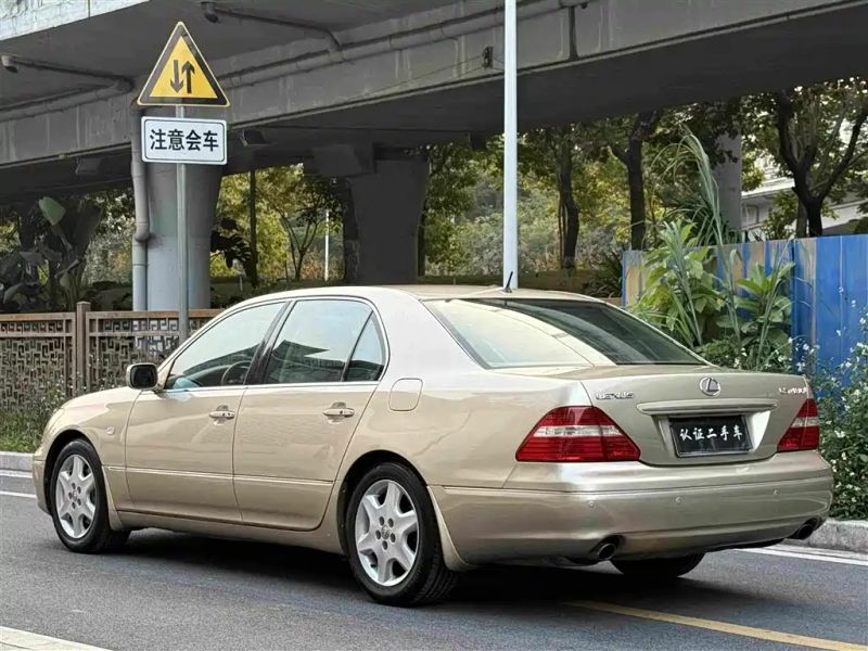 Lexus LS