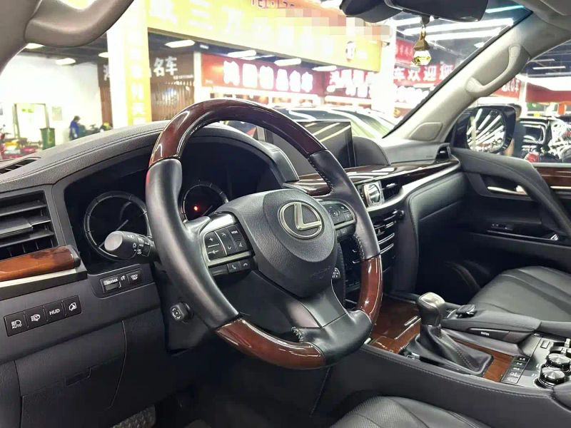 Lexus LX