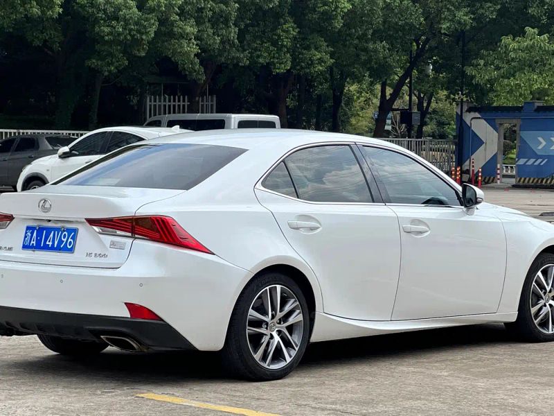 Lexus IS