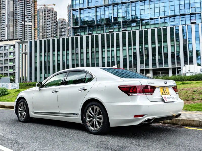 Lexus LS