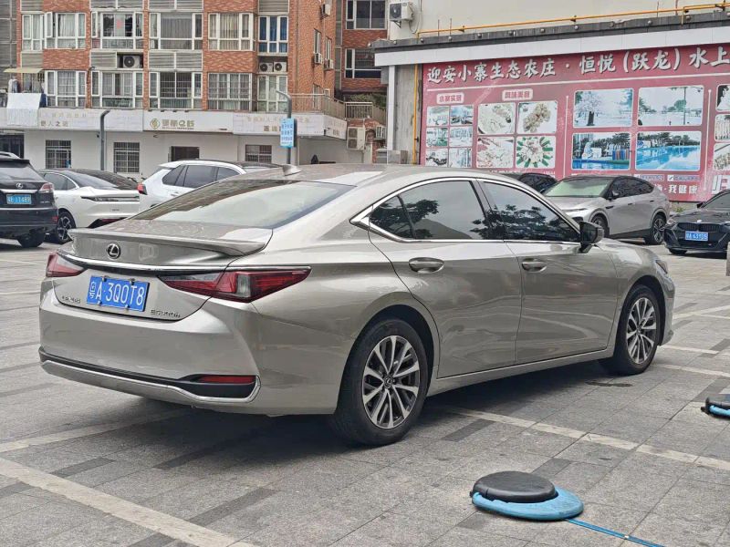 Lexus ES