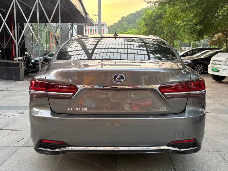 Lexus LS