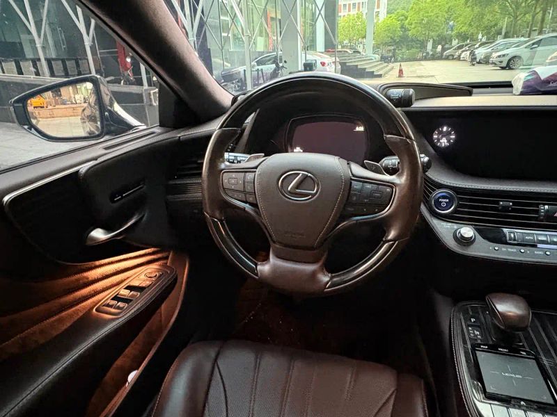 Lexus LS