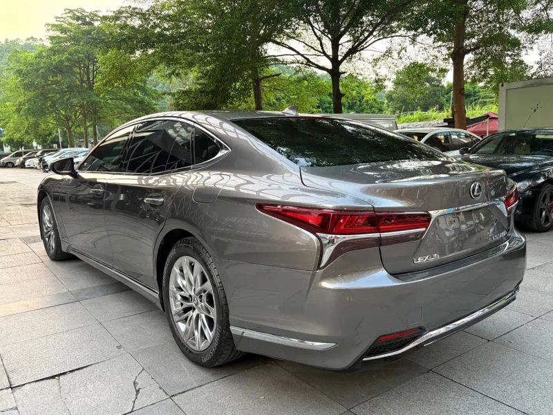 Lexus LS