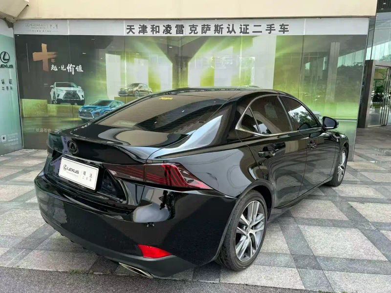 Lexus IS