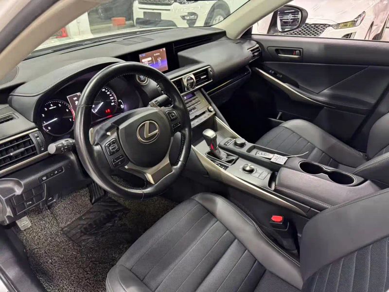 Lexus IS