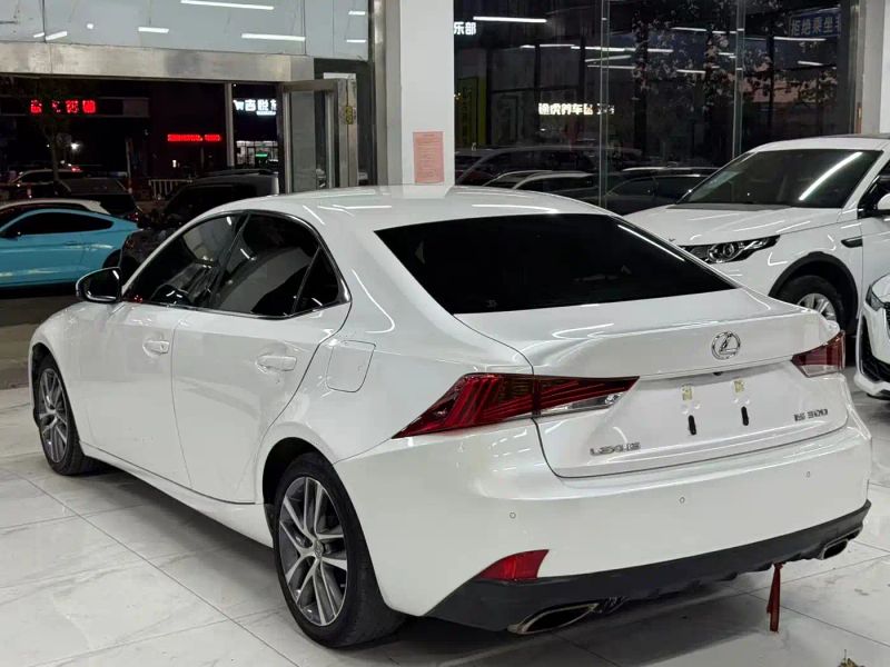 Lexus IS