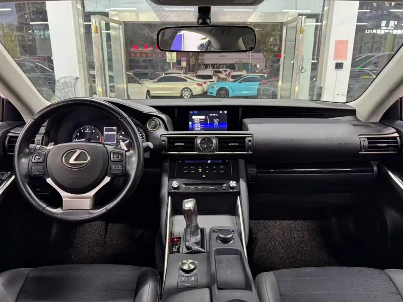 Lexus IS