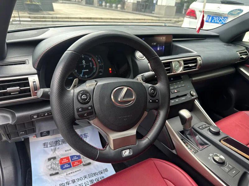 Lexus IS