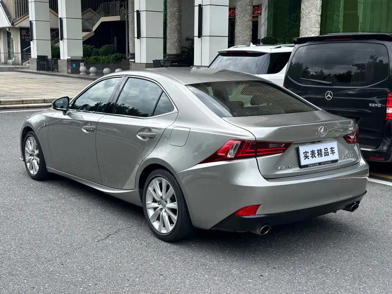 Lexus IS