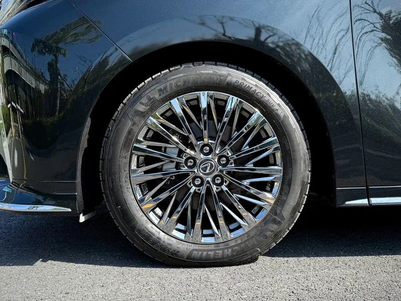 Lexus LM