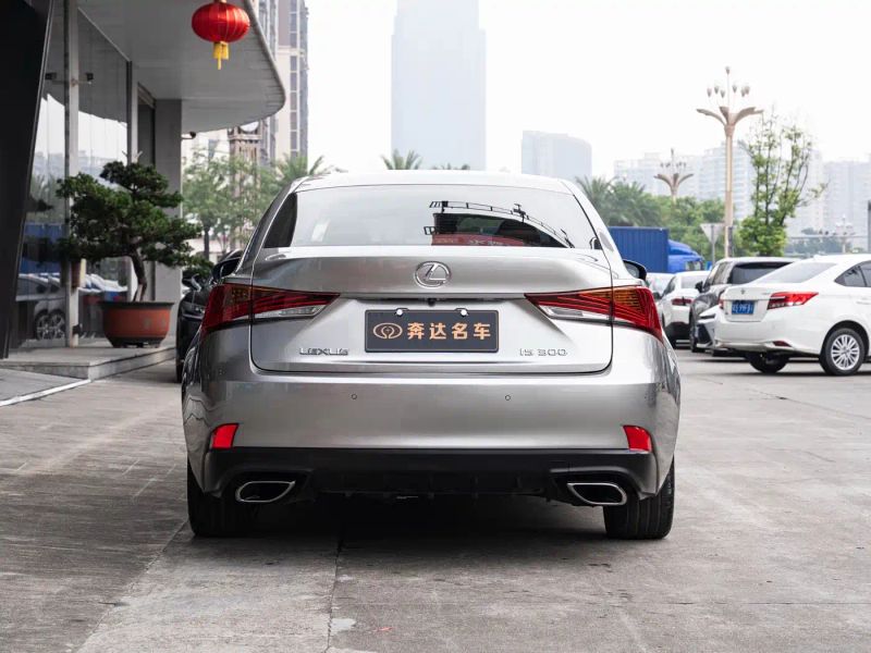 Lexus IS