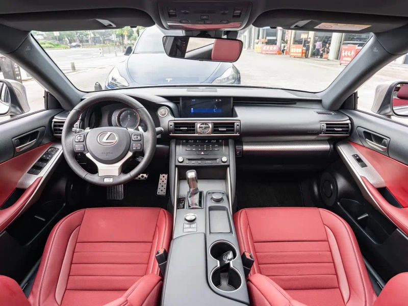 Lexus IS