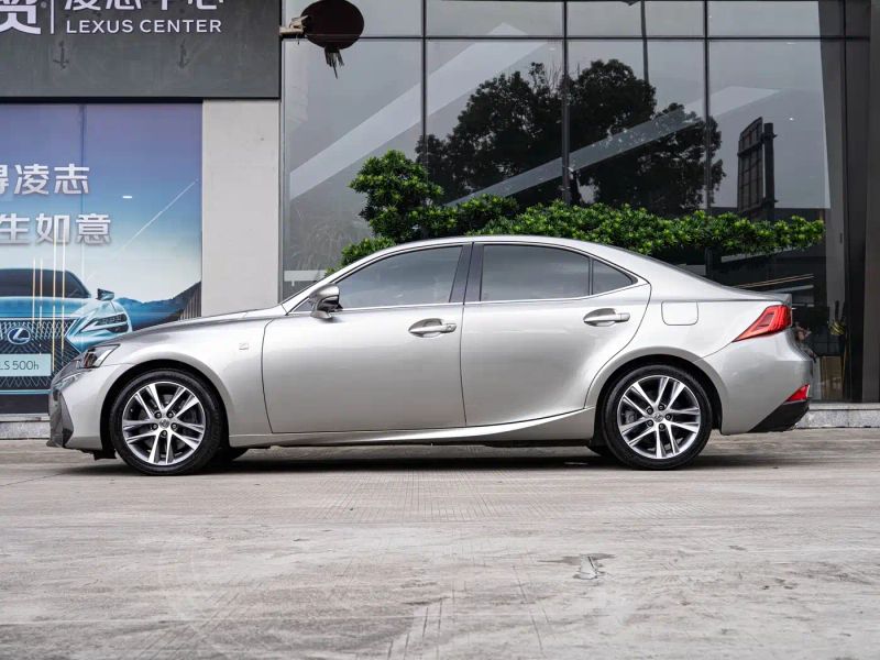 Lexus IS