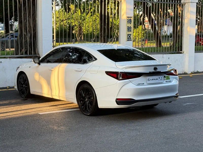 Lexus ES
