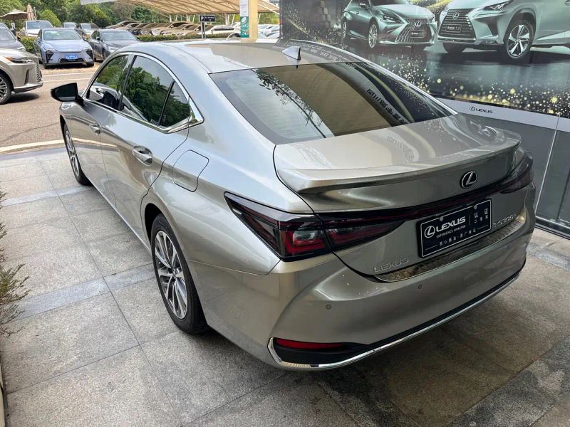 Lexus ES