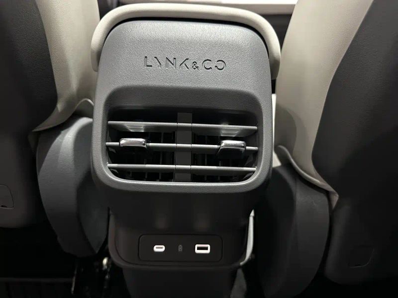 Lynk&co 06