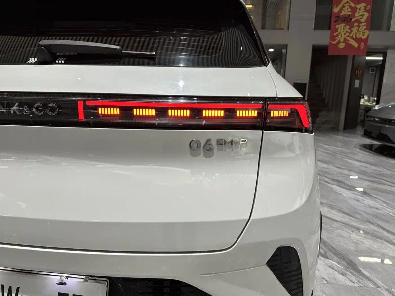 Lynk&co 06