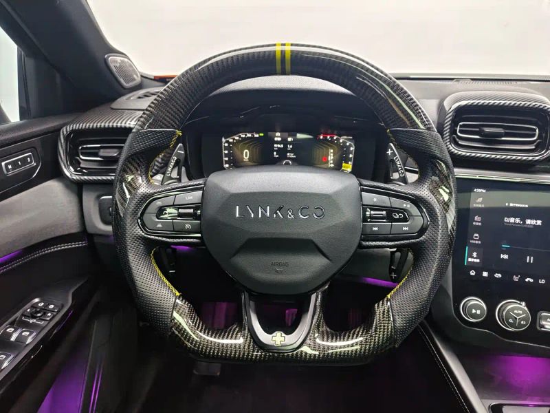 Lynk&co 03
