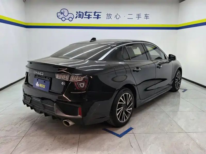 Lynk&co 03