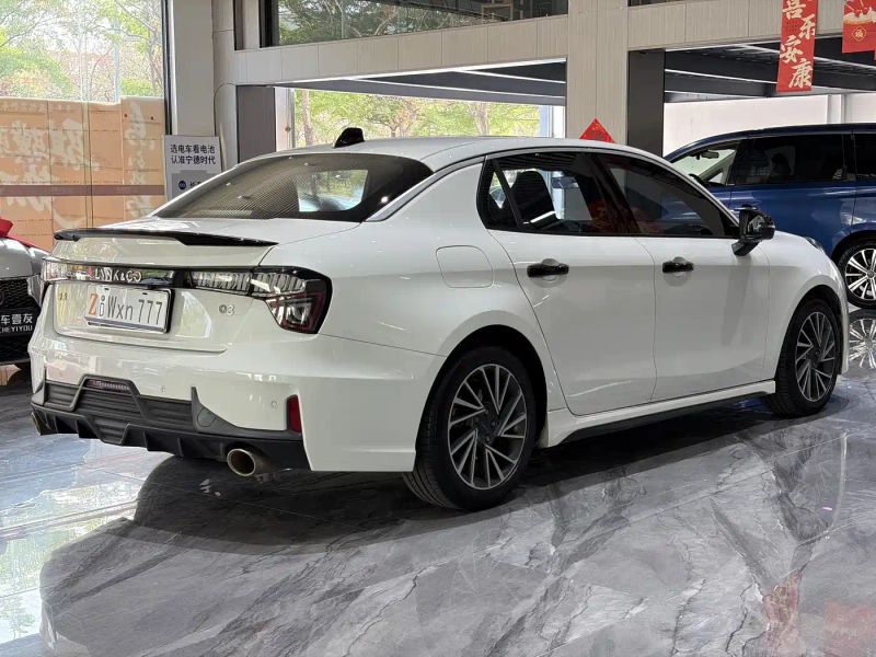 Lynk&co 03