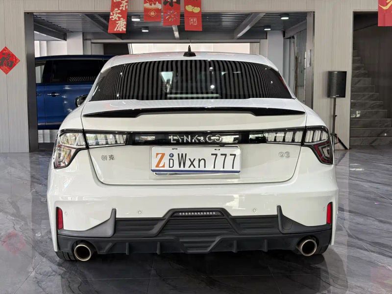 Lynk&co 03