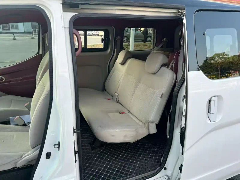 Nissan nv200