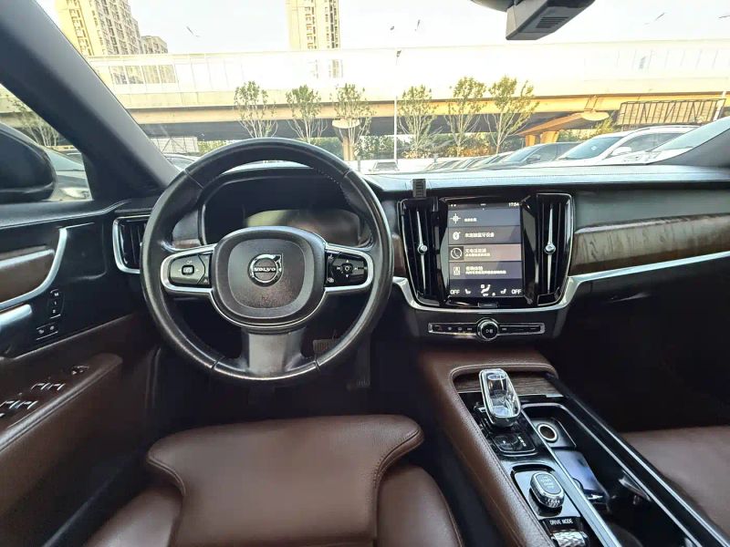 Volvo S90