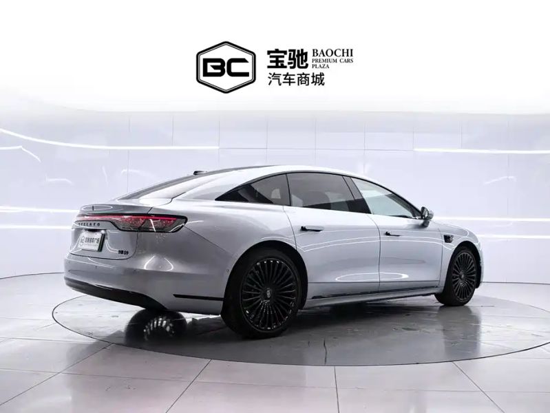 Houzer sedan