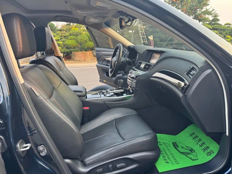 Infiniti Q70