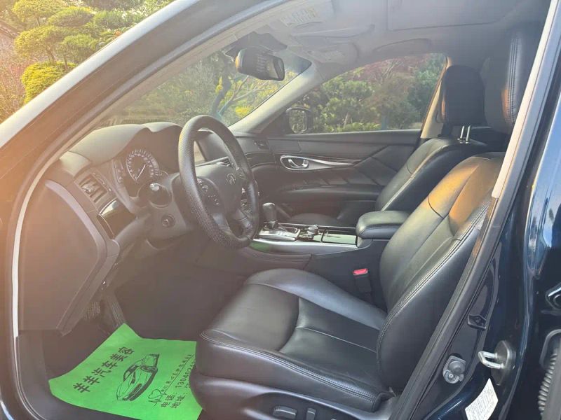 Infiniti Q70