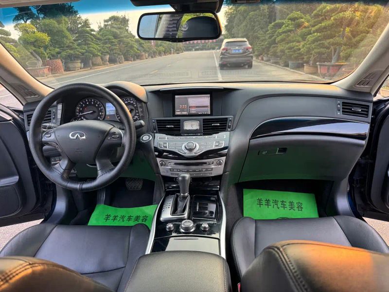 Infiniti Q70