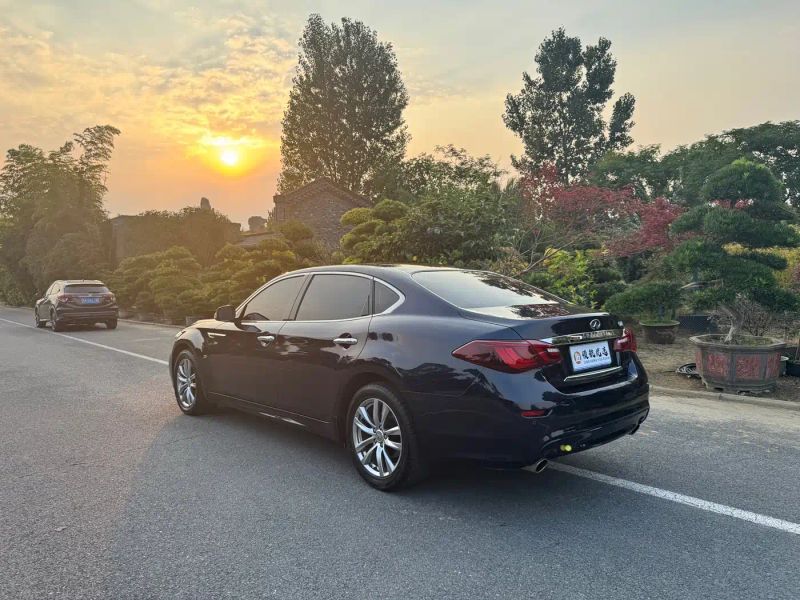 Infiniti Q70