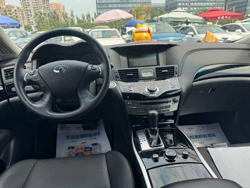 Infiniti Q70