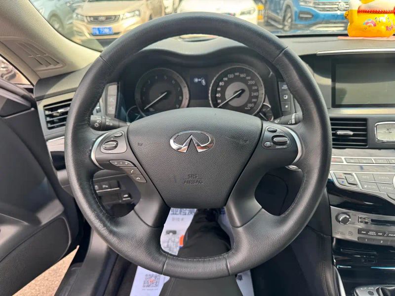 Infiniti Q70
