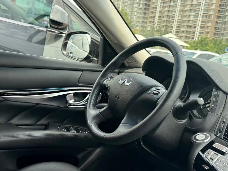 Infiniti Q70