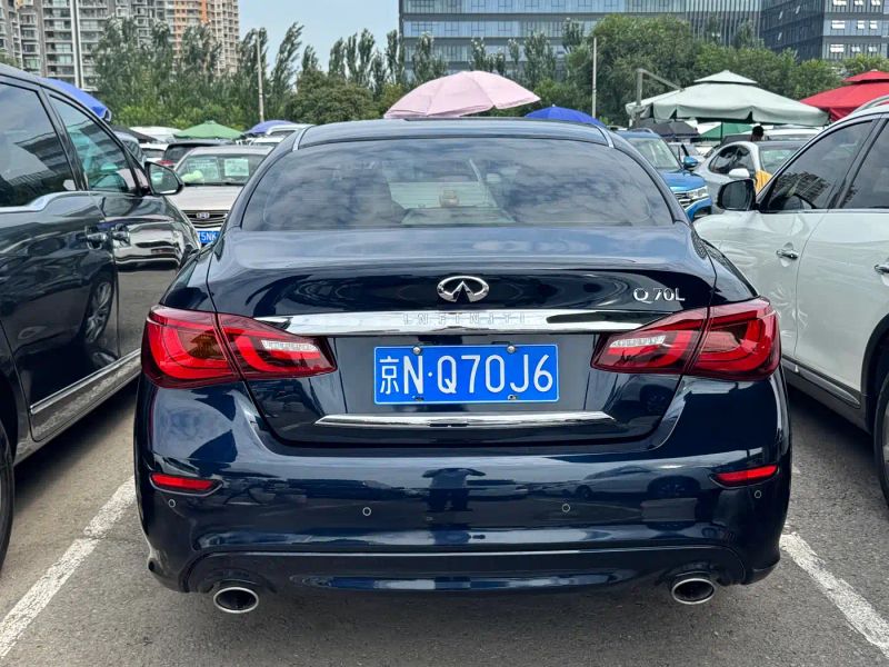 Infiniti Q70