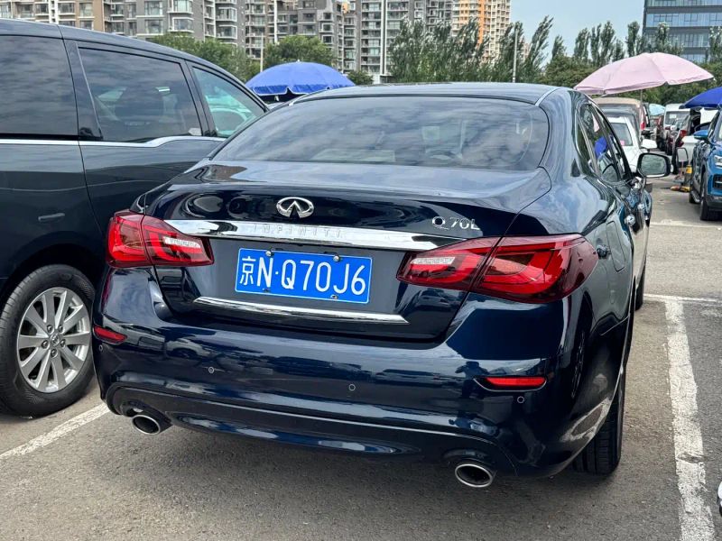 Infiniti Q70