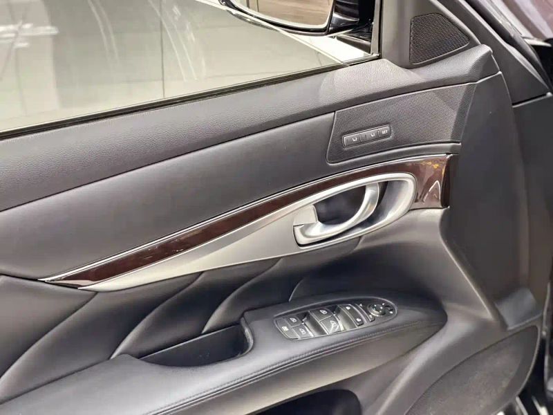 Infiniti Q70
