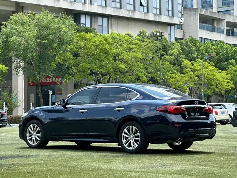 Infiniti Q70