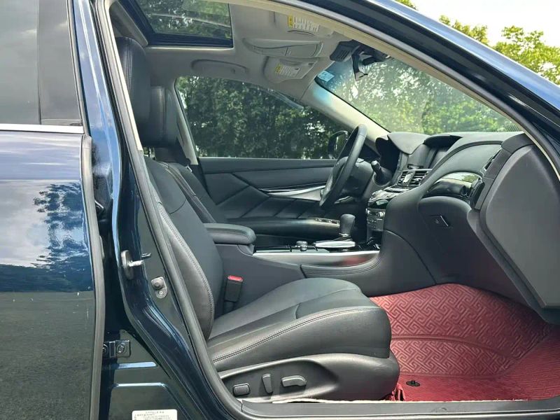 Infiniti Q70