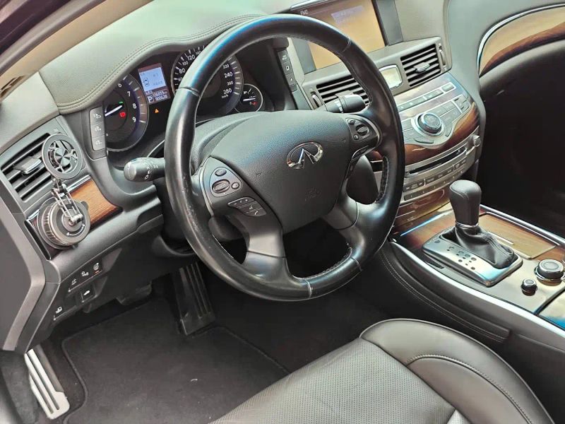 Infiniti Q70