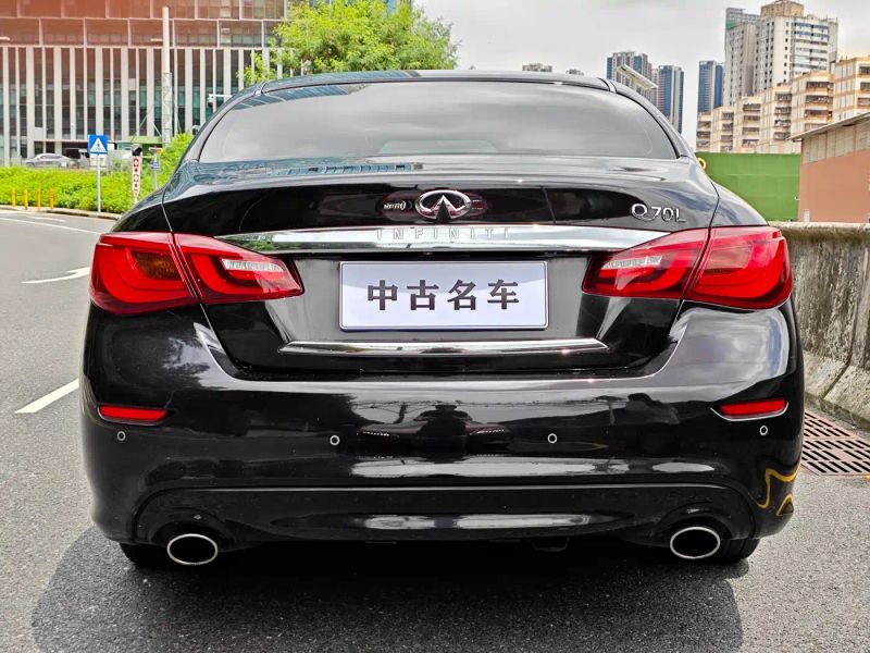 Infiniti Q70