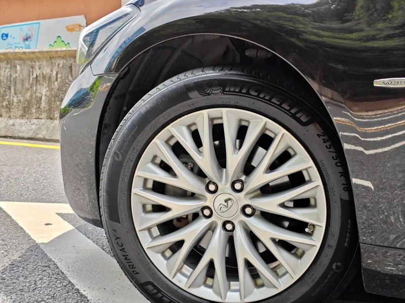 Infiniti Q70