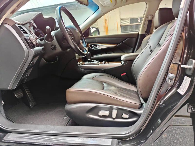 Infiniti Q70