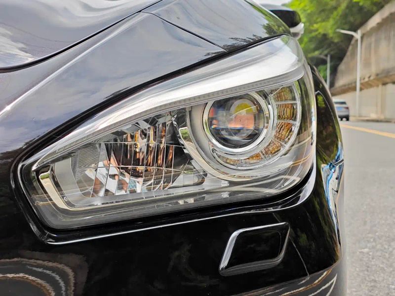 Infiniti Q70