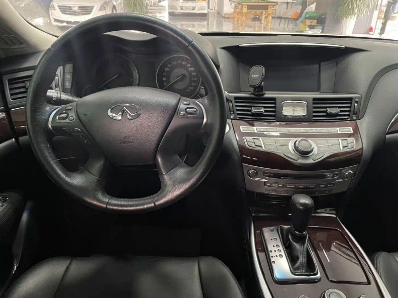Infiniti Q70